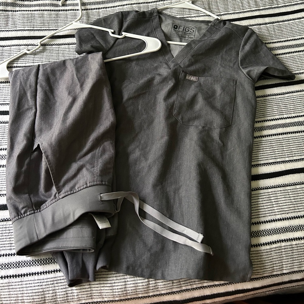 FIGS Scrubs Set